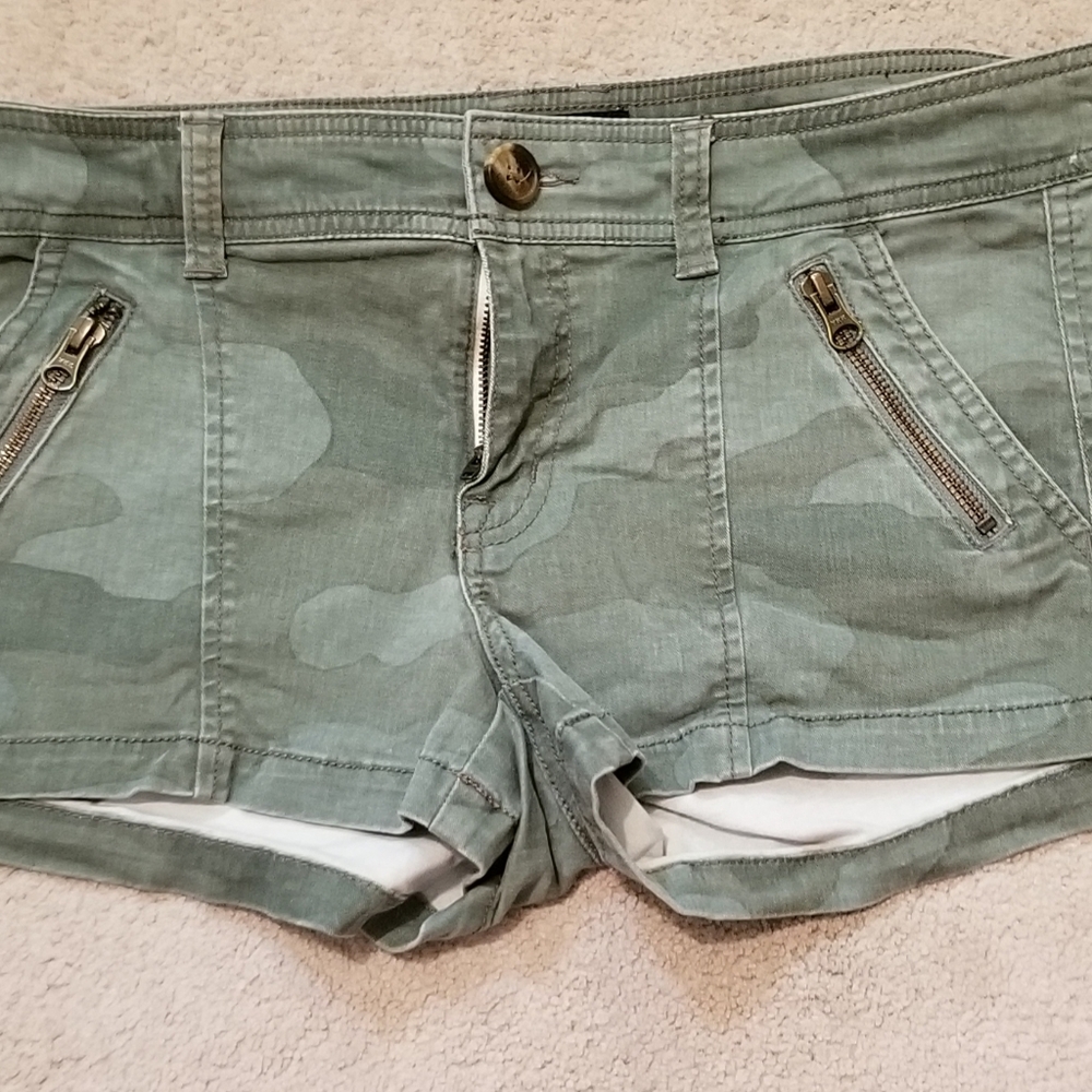 American Eagle camo shorts